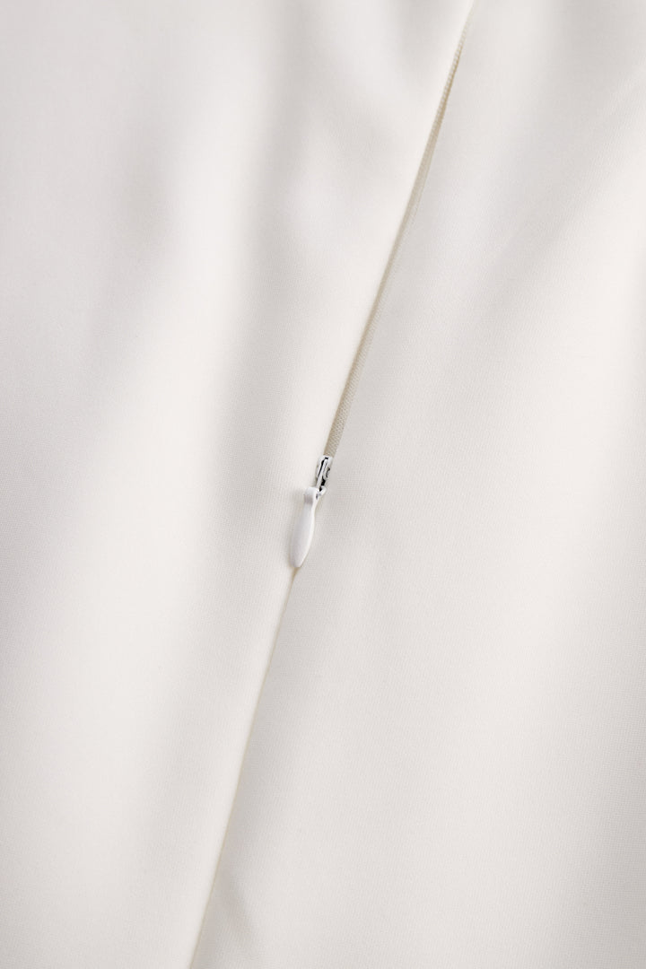 Muse & Valeur | Elegant White Keyhole Pencil Dress