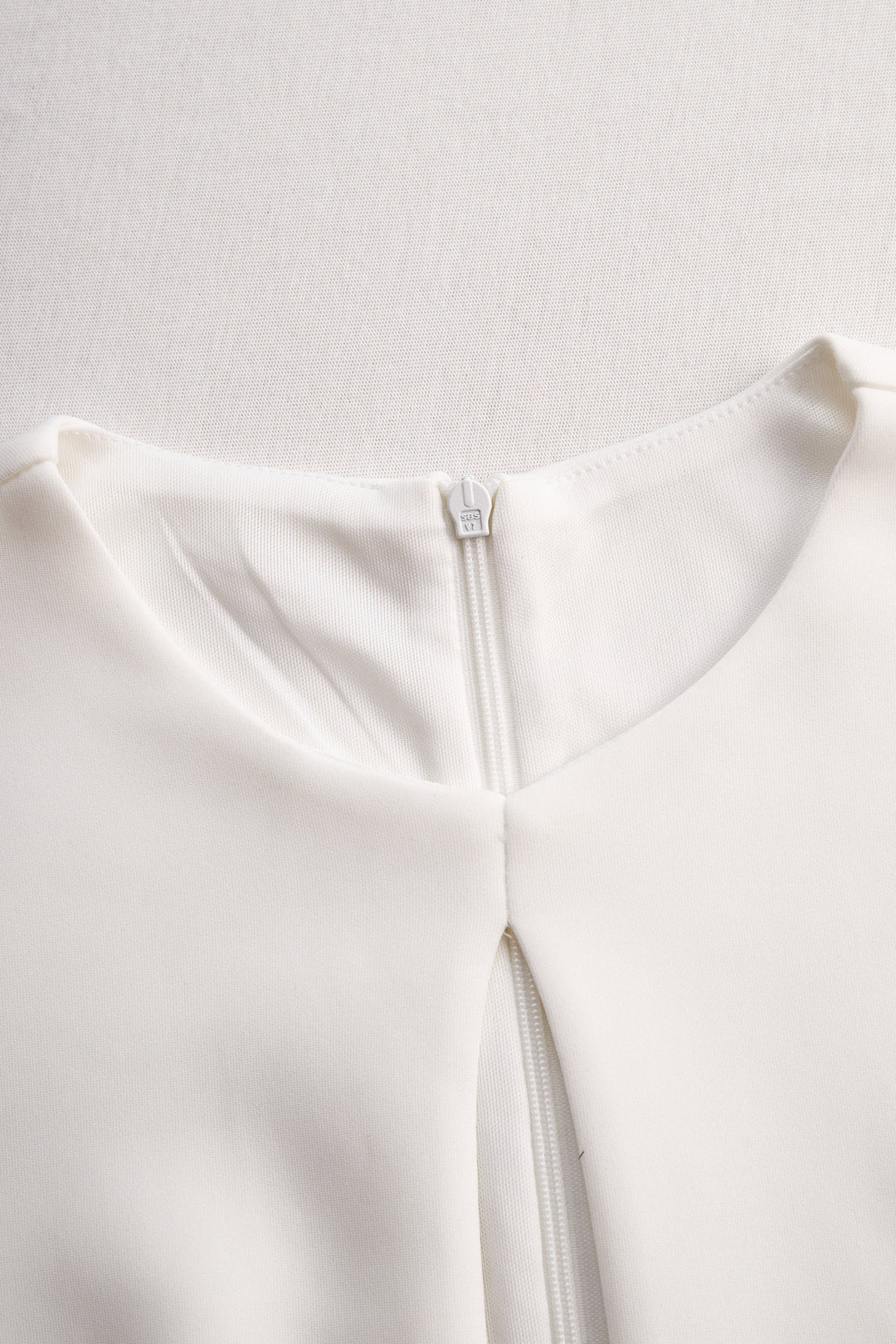 Muse & Valeur | Elegant White Keyhole Pencil Dress